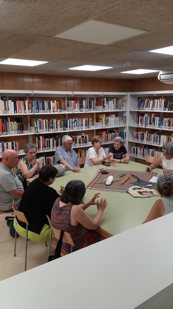 🌾 Segar i batre: una tarda de paraules amb gust de terra.
Al Club del CAT, guiat amb el coneixement i la sensibilitat de la @mariaestruchsubirana vem parlar de la saviesa del món rural i com la llengua ens permet conservat tot això.
#bibliotequesxbm #AjuntamentNavas #ClubdelCAT