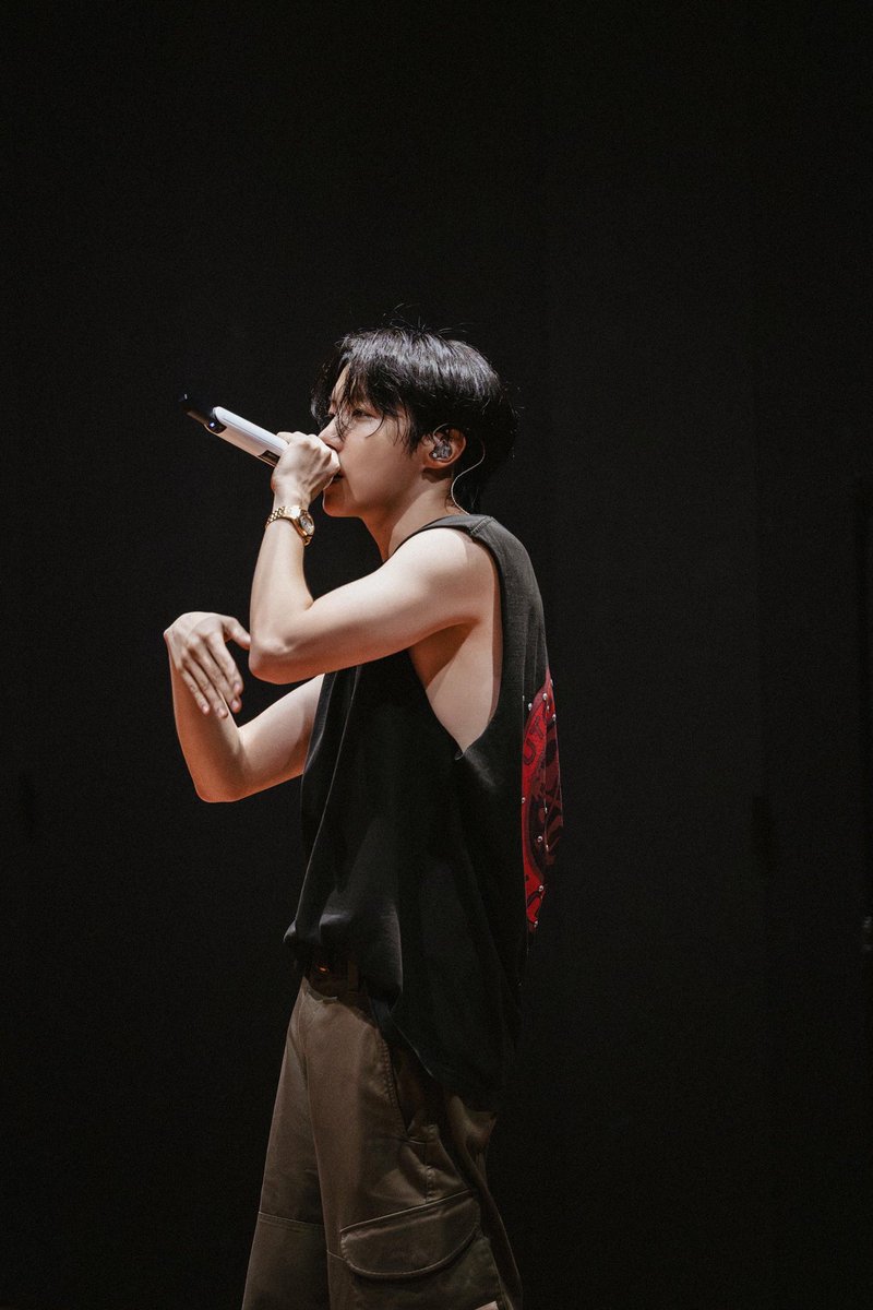 THERE IS NO AMOUNT OF MONEY I WON’T PAY FOR A HEADLOCK FANSIGN EVENT. JUNG HOSEOK PLEASSEEE I NEED TO FUNCTION…