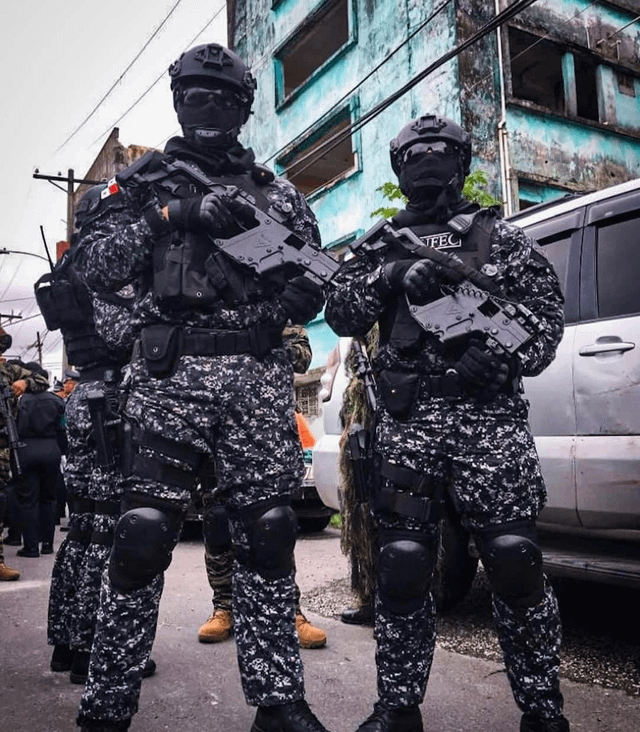 Panamanian Police UFEC agents posing with their KRISS Vectors