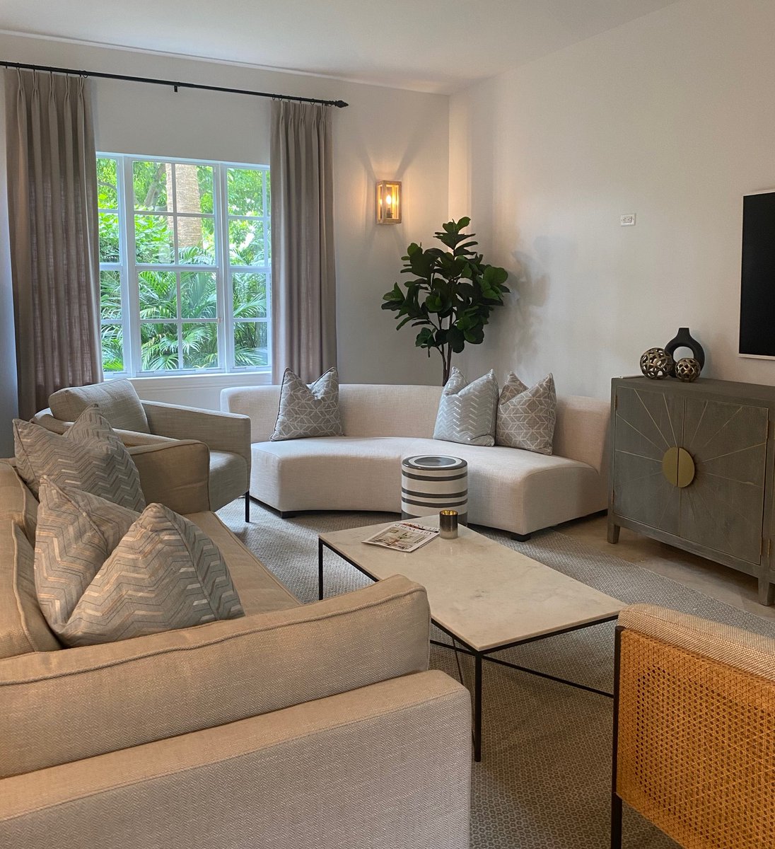 TWInteriors's tweet photo. Who else loves a good home makeover? This room is now as cozy as it is chic! 😍
@TWInteriors #HomeRedesign #TransformationThursday #interior #interiordesign #decor #interiorstyling #interior_decorating #design #delraybeach #decorate #decorating #renovate #luxury #interiordecor https://t.co/8KQDsZ7M8z