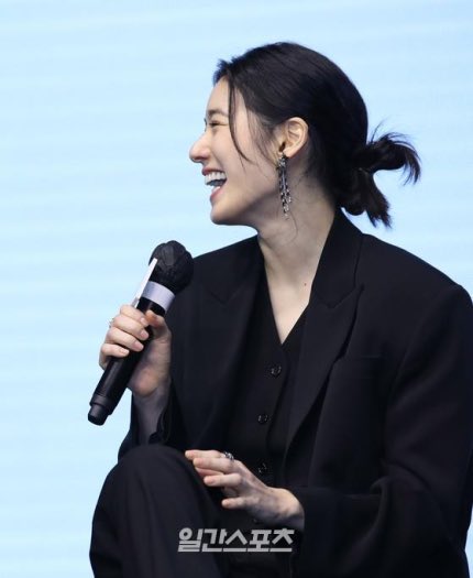 안나 제작발표회 시절 정은채의
어른 여자력이 너무 좋음
셔츠 없이 베스트 셋업 수트입는 
진짜 어른 현주미를 보여줬기 때문..............