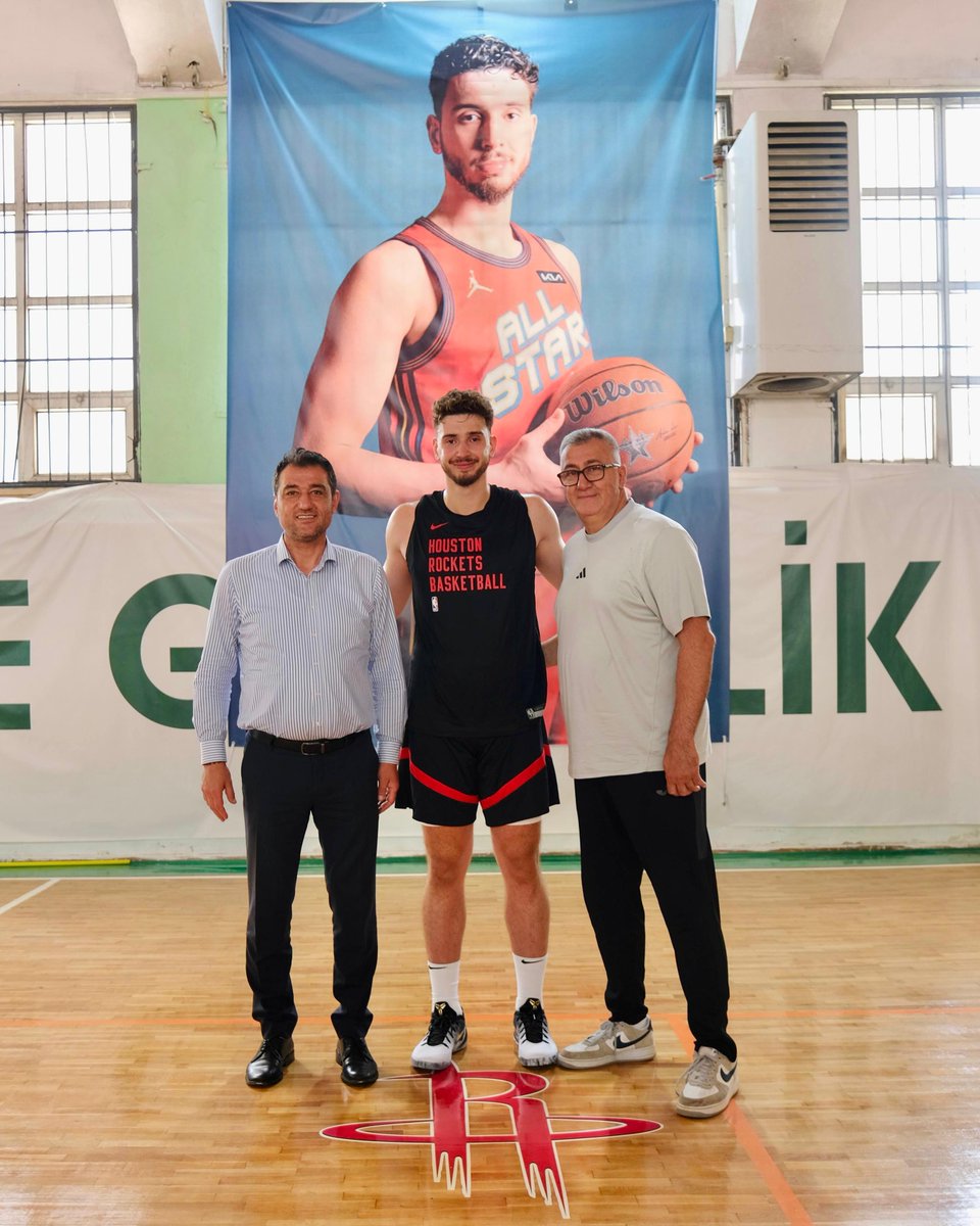 Giresun’umuzun gururu, NBA yıldızı ve Milli Basketbolcumuz <a href="/alperennsengun/">Alperen</a> ’ü şehrimizde yaptığı antrenmanda ziyaret ettik. Kendisiyle gurur duyuyor, başarılarının devamını yürekten diliyorum.  💚🏀🇹🇷