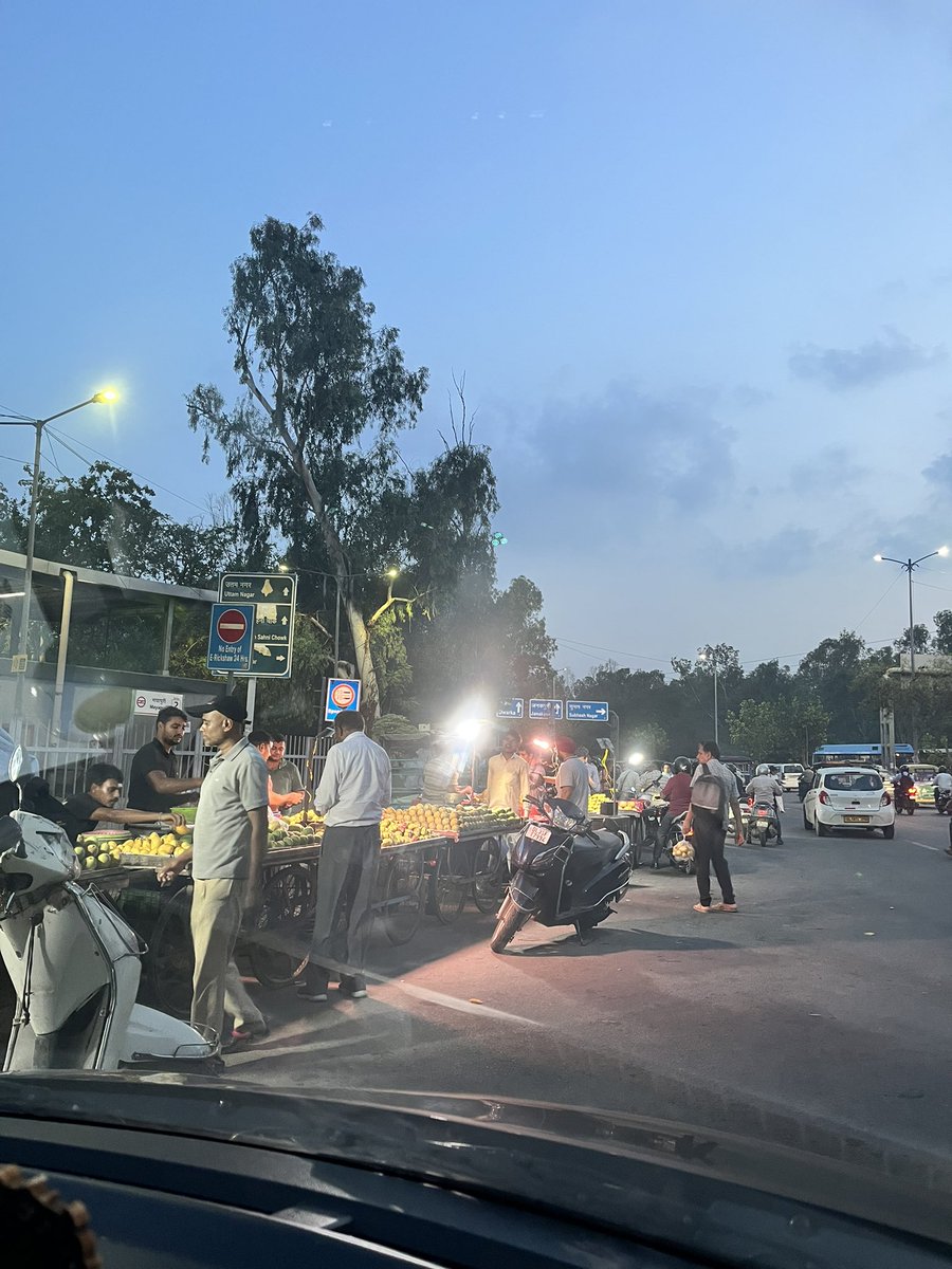 FixerIndia's tweet photo. With whose authority they re selling stuff outside metro, huge inconvenience for passers. @DelhiPolice @dtptraffic @CMODelhi @DCP_DelhiMetro https://t.co/ZFXVd5XgZ8