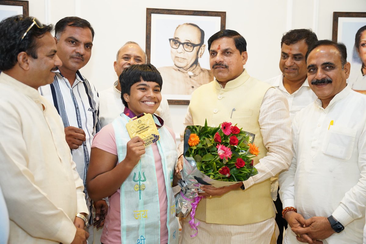 Chief Minister, MP (@cmmadhyapradesh) on Twitter photo рдореБрдЦреНрдпрдордВрддреНрд░реА рдбреЙ. рдореЛрд╣рди рдпрд╛рджрд╡ рдиреЗ рдЖрдЬ рдирд┐рд╡рд╛рд╕ рдкрд░ рдЕрдВрддрд░рд░рд╛рд╖реНрдЯреНрд░реАрдп рдХреБрд╢реНрддреА рдЦрд┐рд▓рд╛рдбрд╝реА рдХреБ. рдкреНрд░рд┐рдпрд╛рдВрд╢реА рдкреНрд░рдЬрд╛рдкрддрд┐ рдХрд╛ рд╕рдореНрдорд╛рди рдХрд░ рдЙрдиреНрд╣реЗрдВ рдмрдзрд╛рдИ рд╡ рд╢реБрднрдХрд╛рдордирд╛рдПрдВ рджреАрдВред
<a href="/DrMohanYadav51/">Dr Mohan Yadav</a> #CMMadhyaPradesh #MadhyaPradesh рдореБрдЦреНрдпрдордВрддреНрд░реА рдбреЙ. рдореЛрд╣рди рдпрд╛рджрд╡ рдиреЗ рдЖрдЬ рдирд┐рд╡рд╛рд╕ рдкрд░ рдЕрдВрддрд░рд░рд╛рд╖реНрдЯреНрд░реАрдп рдХреБрд╢реНрддреА рдЦрд┐рд▓рд╛рдбрд╝реА рдХреБ. рдкреНрд░рд┐рдпрд╛рдВрд╢реА рдкреНрд░рдЬрд╛рдкрддрд┐ рдХрд╛ рд╕рдореНрдорд╛рди рдХрд░ рдЙрдиреНрд╣реЗрдВ рдмрдзрд╛рдИ рд╡ рд╢реБрднрдХрд╛рдордирд╛рдПрдВ рджреАрдВред
<a href="/DrMohanYadav51/">Dr Mohan Yadav</a> #CMMadhyaPradesh #MadhyaPradesh