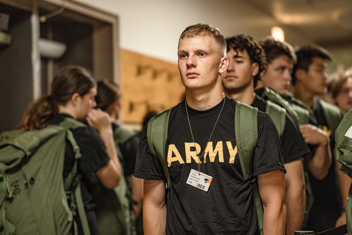 WestPoint_USMA's tweet image. #TBT to R-Day at West Point — the moment where a new class of cadets took one proud step towards the Long Gray Line. 🇺🇸
#USMA2029 #RDay #DutyHonorCountry
See the full R-Day Photo Album: flic.kr/s/aHBqjCjZ9k