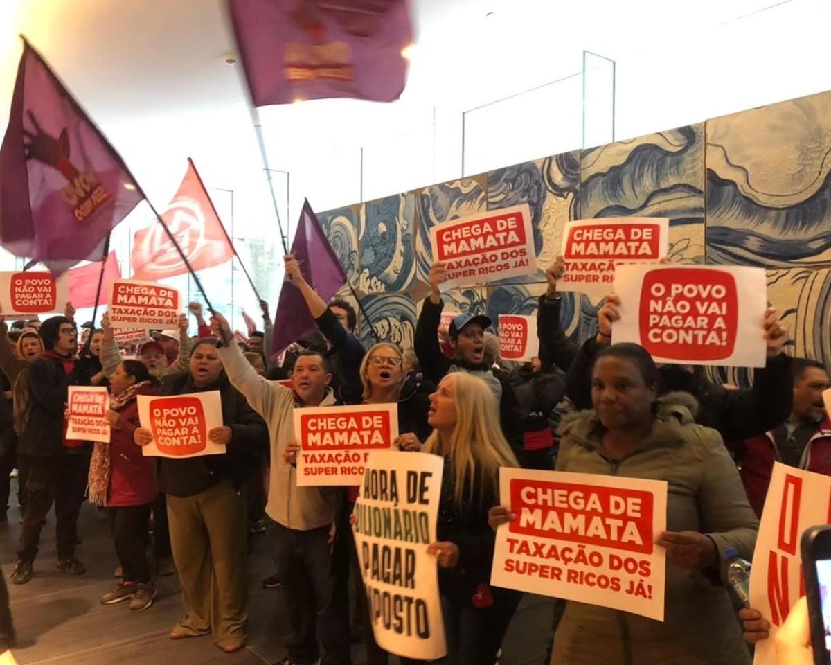 ICLNoticias's tweet photo. Centenas de militantes da Frente Povo Sem Medo ocupam neste momento o saguão do edifício na Avenida Faria Lima onde funciona a sede do Banco Itaú.

Via @jornalistaslivres e @frentepovosemmedo
📹 @manuprgodoy https://t.co/tYDOicw4MH