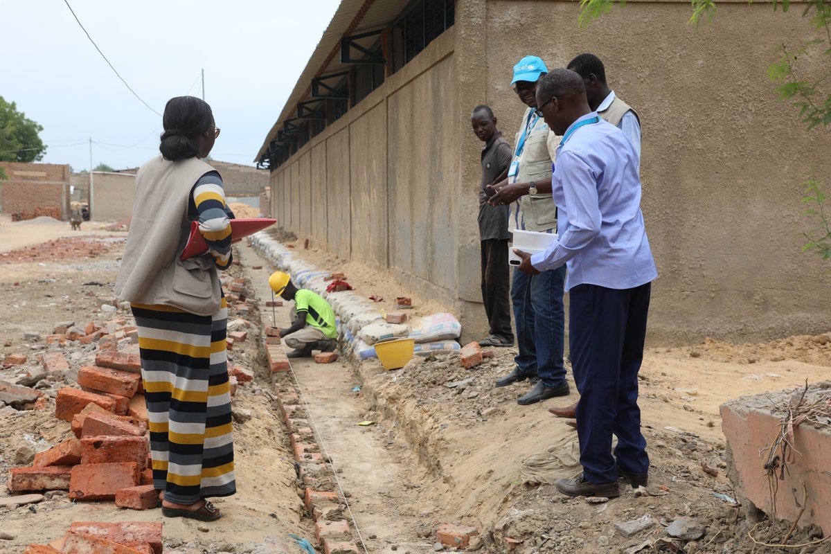 UNICEFChad's tweet image. Pour éviter les inondations dans les écoles et garantir une rentrée des classes sans retard, des travaux de drainage des eaux sont en cours dans 12 écoles à N'Djaména !
Une action conjointe menée avec le Gouvernement🇹🇩, des ONG, avec le financement de @GPforEducation.
@OnuTchad