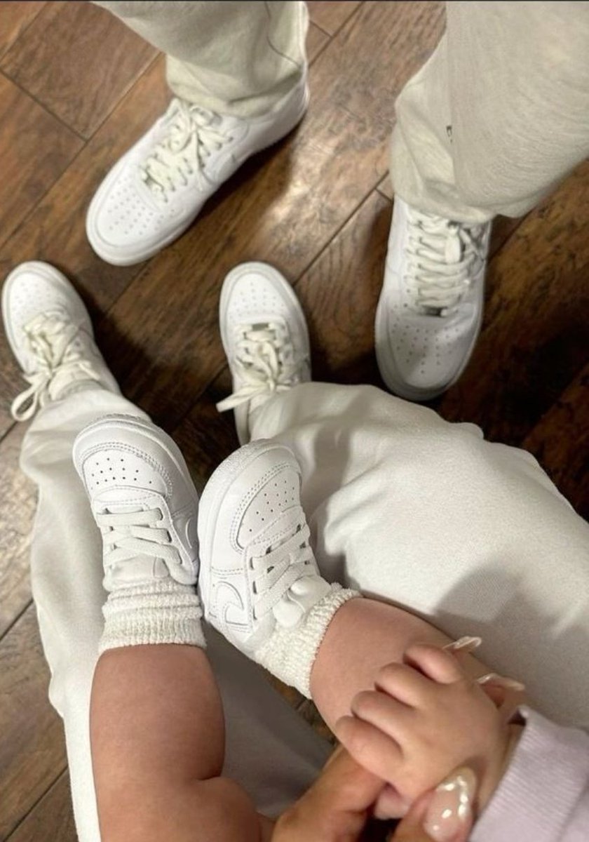 LizSC0604's tweet image. Eu,papai e mamãe usando os mesmos tênis.....