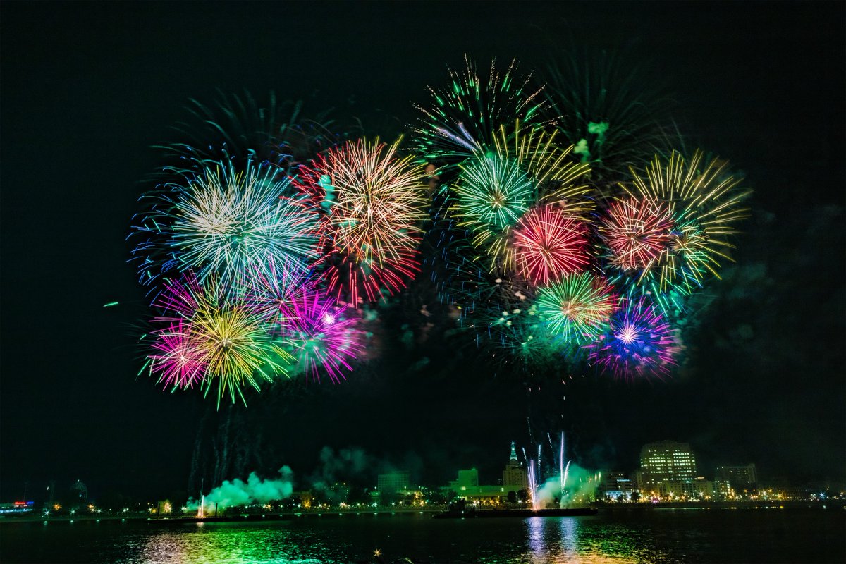 We're ready for Red, White, and BOOM!
See the largest fireworks display in the Quad Cities tonight, July 3rd, starting at 9:30pm. You can head over to LeClaire Park in Downtown Davenport or Schwiebert Riverfront Park in Downtown Rock Island for the best seats!

📷: Logan Latimer