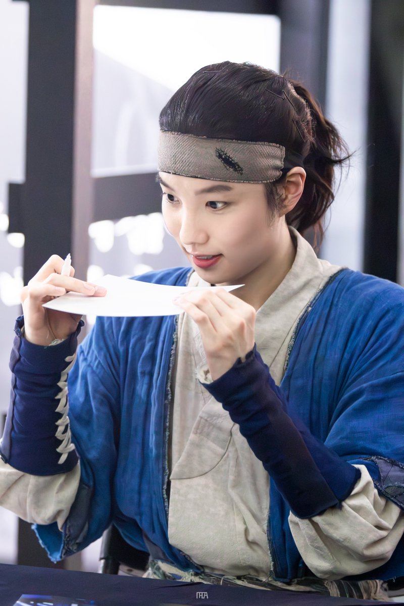 2025.07.01 [스웨그에이지 외쳐, 조선!] 사인회
단 | #김서형 

물과 부채질로 땀 식히는 중