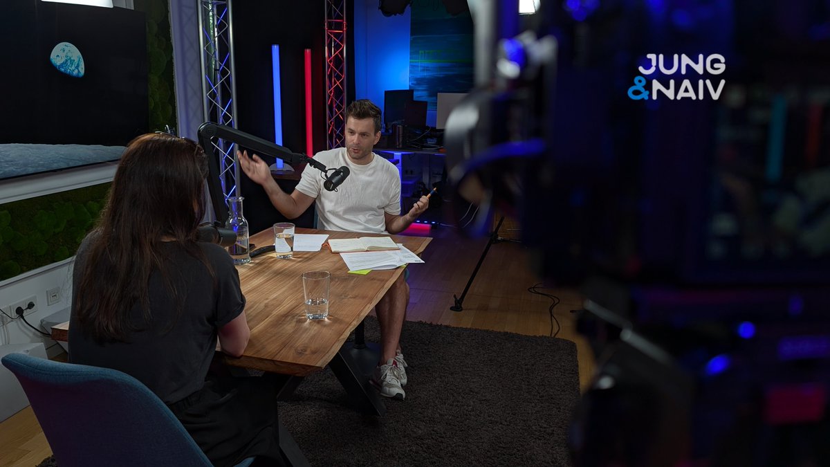 aahsh's tweet image. #BehindTheScenes of @JungNaiv
Live: @TiloJung interviewt Azadeh Zamirirad @zadehmiri
Iran-Expertin der @SWPBerlin & Leiterin @SWP_MEA
Kira moderiert den Chat & Hans hebt die besten Zuschauerfragen auf:
youtube.com/live/068X9r7bl…
