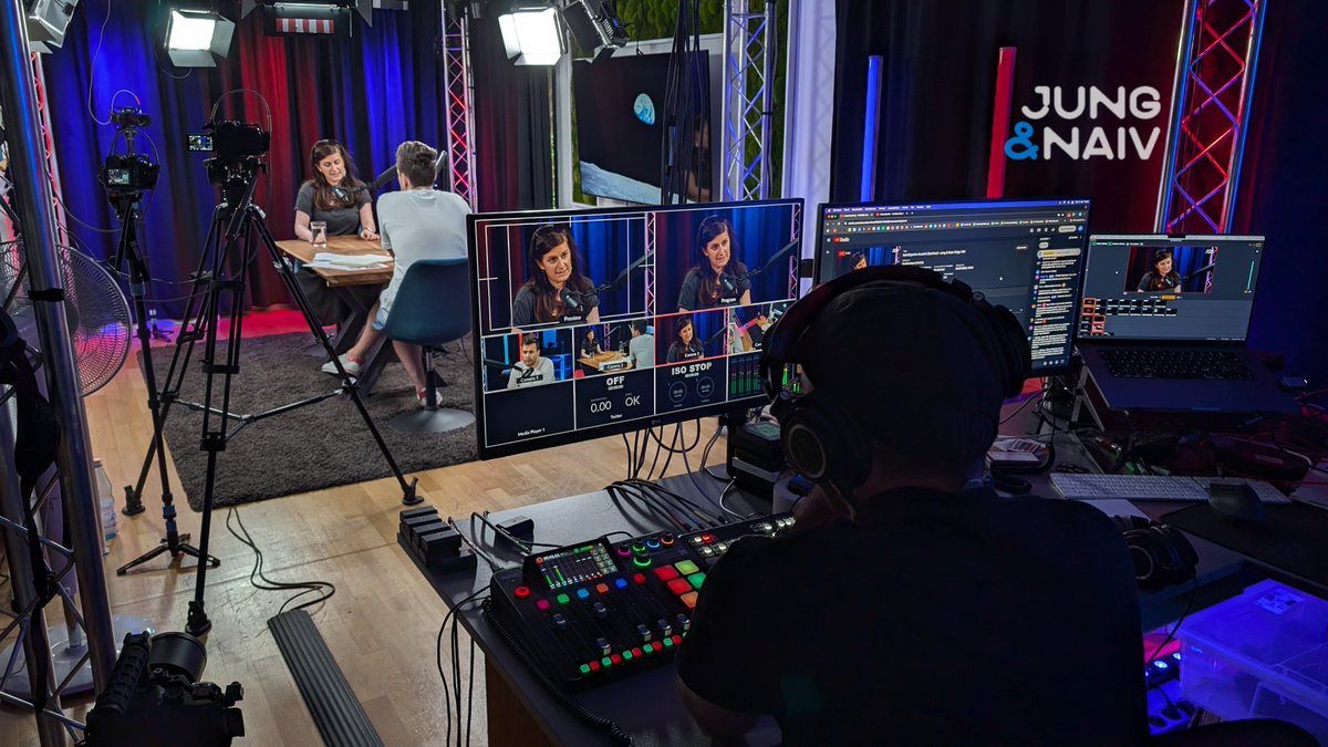 aahsh's tweet image. #BehindTheScenes of @JungNaiv
Live: @TiloJung interviewt Azadeh Zamirirad @zadehmiri
Iran-Expertin der @SWPBerlin & Leiterin @SWP_MEA
Kira moderiert den Chat & Hans hebt die besten Zuschauerfragen auf:
youtube.com/live/068X9r7bl…