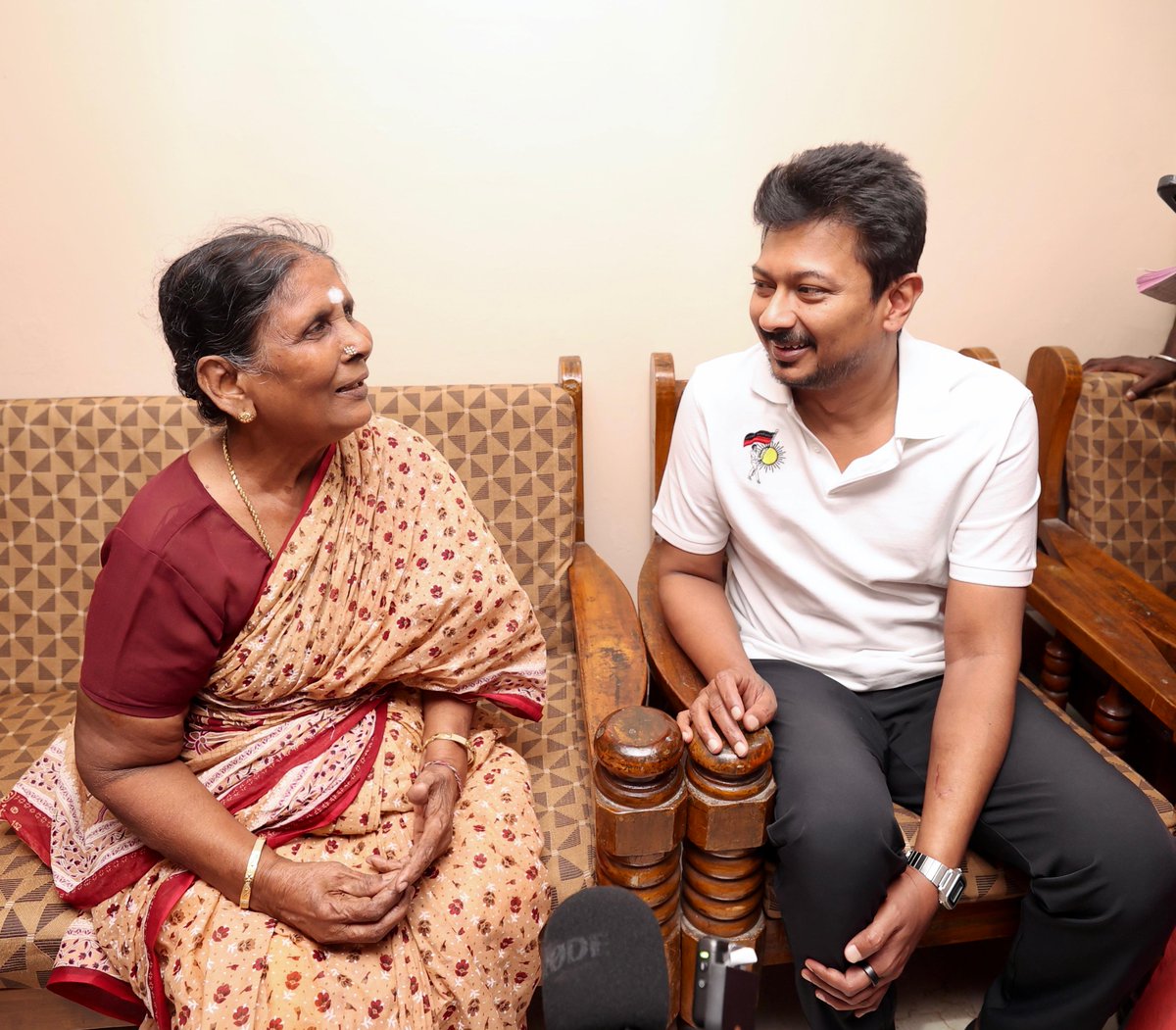 Udhaystalin's tweet photo. தமிழ்நாட்டின் மண் - மொழி - மானம் காக்க கழகத்தலைவர் - மாண்புமிகு முதலமைச்சர் @mkstalin அவர்கள் தொடங்கி வைத்த #ஓரணியில்_தமிழ்நாடு பரப்புரை மற்றும் உறுப்பினர் சேர்க்கை முன்னெடுப்பில் இன்று பங்கேற்றோம். 

#ChepaukTriplicane தொகுதி - திருவல்லிக்கேணி பகுதி, மீர்சாகிப்பேட்டை - முஸ்துரா பேகம் தெருவில் வீடுகளுக்குச் சென்று ஓரணியில் தமிழ்நாடு பரப்புரையை மேற்கொண்டோம்.

இப்பரப்புரை தொடர்பான படிவங்களை பொதுமக்களிடம் அளித்து, அவர்களின் பதில்களை பெற்றோம்.  

மாண்புமிகு முதலமைச்சர் அவர்கள்  தலைமையிலான #திராவிட_மாடல் அரசின் சாதனைகளைப் போற்றி, அவர்களுடைய விவரங்களை அளித்து, கழகத்தில் தம்மை இணைத்துக் கொண்டனர். 

பாசிச பாஜக - அடிமை அதிமுகவுக்கு எதிராக தமிழ்நாடு மீண்டும் ஓரணியில் திரள்வதை களம் உணர்த்துகிறது.

‘ஓரணியில் தமிழ்நாட்டை’ பட்டிதொட்டி எங்கும் சேர்க்கும் ஜனநாயகப் போர் அணியாக செயல்படுவோம்!  

2026-ல் கழக அணி இருநூறுக்கும் அதிகமான தொகுதிகளில் வென்றதென சரித்திரம் படைப்போம்!

@nchitrarasu