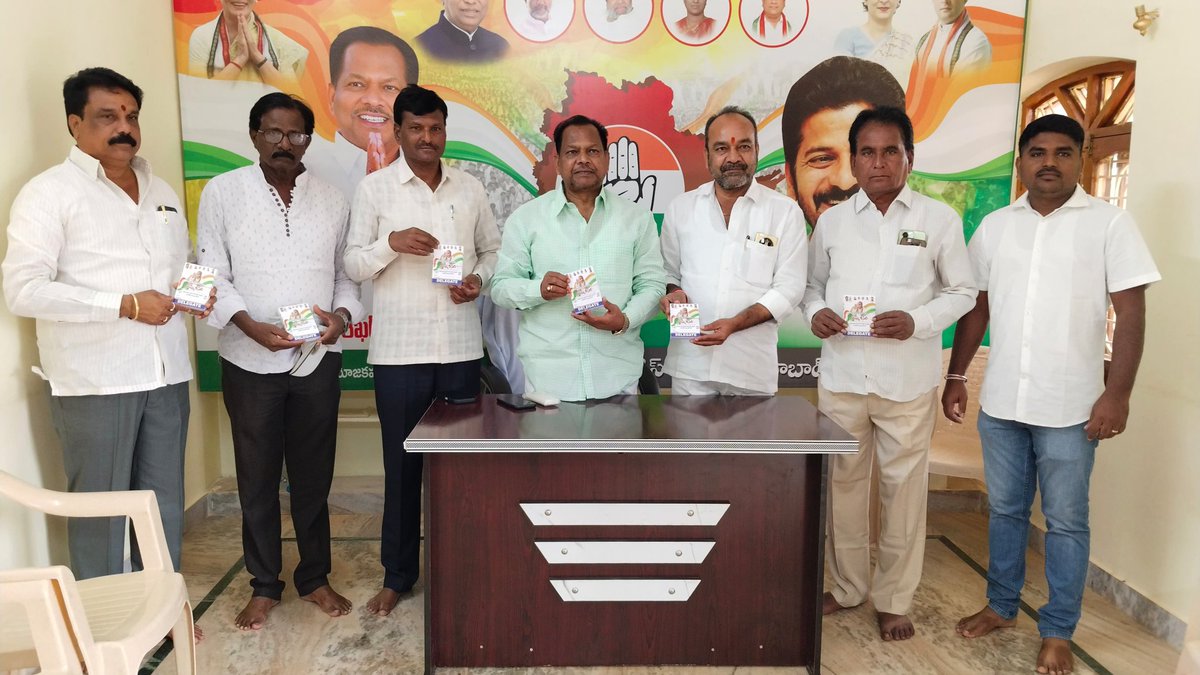 NaikDharas64400's tweet photo. "ఖర్గే" సభకు కదలి రండి..!
నారాయణఖేడ్ ఎమ్మెల్యే పట్లోళ్ల సంజీవ్ రెడ్డి మరియు జహీరాబాద్ నియోజకవర్గ ఇంచార్జి మాజీ మంత్రి A. చంద్రశేఖర్ తో కలిసి ముఖ్య నాయకులతో సమావేశాలు.
రండి.. కదలి రండి..!
ఖర్గే సభను విజయవంతం చేద్దాం.
#TelanganaCongress
#MinakshiNatarajan.
#CMRevanthanna https://t.co/xOShOS76iJ