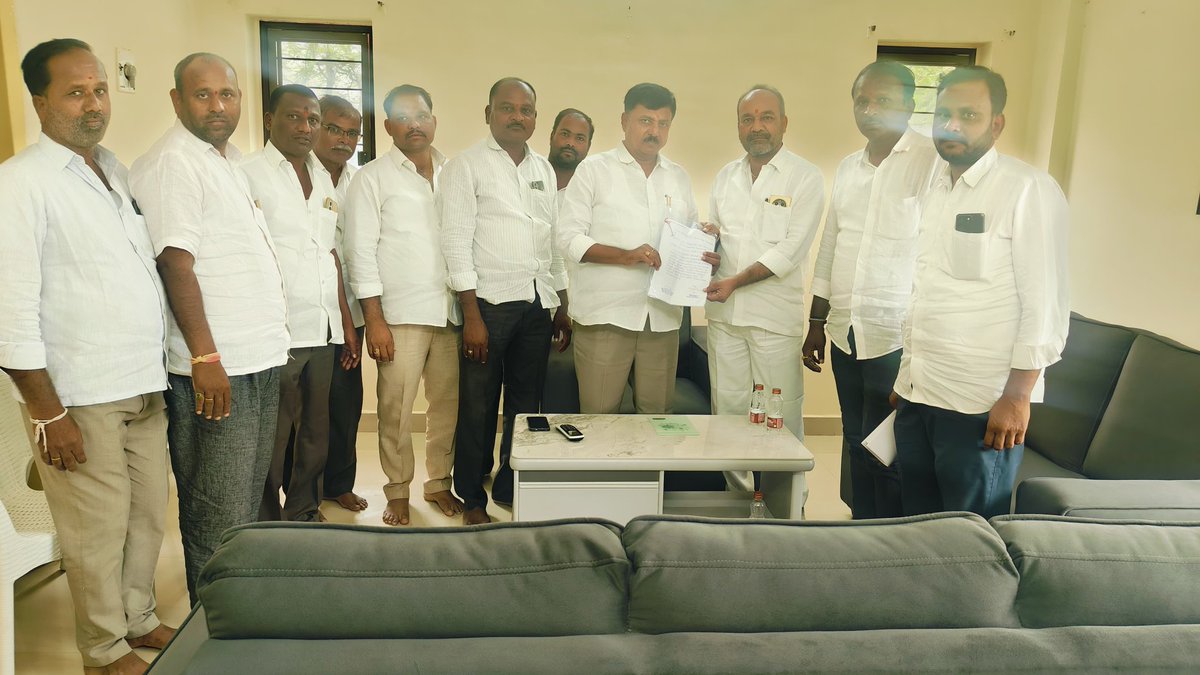 NaikDharas64400's tweet photo. "ఖర్గే" సభకు కదలి రండి..!
నారాయణఖేడ్ ఎమ్మెల్యే పట్లోళ్ల సంజీవ్ రెడ్డి మరియు జహీరాబాద్ నియోజకవర్గ ఇంచార్జి మాజీ మంత్రి A. చంద్రశేఖర్ తో కలిసి ముఖ్య నాయకులతో సమావేశాలు.
రండి.. కదలి రండి..!
ఖర్గే సభను విజయవంతం చేద్దాం.
#TelanganaCongress
#MinakshiNatarajan.
#CMRevanthanna https://t.co/xOShOS76iJ