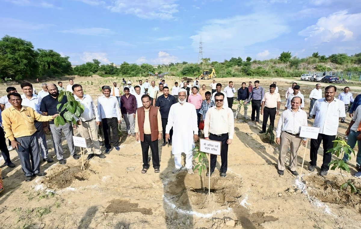 Irrigation & Water Resources Department, UP (@upirrigationwr) on Twitter photo माननीय जल शक्ति मंत्री श्री <a href="/swatantrabjp/">Swatantra Dev Singh</a> जी ने वृहद वृक्षारोपण-2025 कार्यक्रम के तहत ग्राम नूरपुर बेहटा, तहसील मोहनलालगंज, लखनऊ में शारदा सहायक पोषक नहर के दाहिने तट पर सिंचाई विभाग के अधिकारियों एवं कर्मचारियों में साथ पौधारोपण किया। माननीय जल शक्ति मंत्री श्री <a href="/swatantrabjp/">Swatantra Dev Singh</a> जी ने वृहद वृक्षारोपण-2025 कार्यक्रम के तहत ग्राम नूरपुर बेहटा, तहसील मोहनलालगंज, लखनऊ में शारदा सहायक पोषक नहर के दाहिने तट पर सिंचाई विभाग के अधिकारियों एवं कर्मचारियों में साथ पौधारोपण किया।