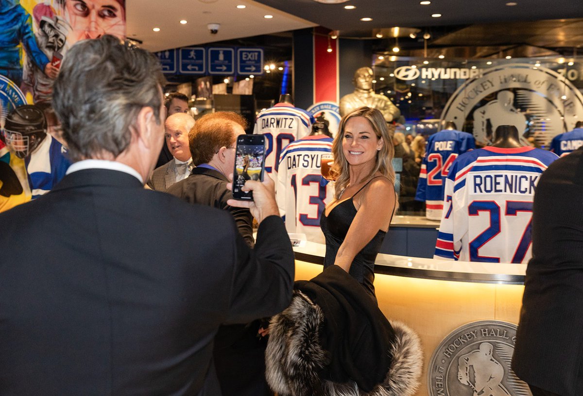 HockeyHallFame's tweet image. ✨ Experience the #HHOF2025 Induction Celebration like a true VIP! ✨
Get guaranteed access to Induction events + exclusive autographed collectibles.
VIP Induction Packages + Induction Gala Tickets are ON SALE now! Limited spots available ➡️ hhof.com/induction/indu….