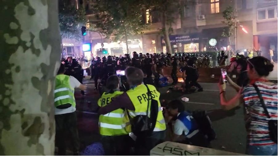 CoEMediaFreedom's tweet image. Police Assault and Injure Journalists Covering Protest in Belgrade
Find out more 👉 go.coe.int/jKgyy
Alert submitted by @efjeurope @IFJGlobal & @RSF_inter
Photo: FoNet/Marko Čonjagić
#EuropeForFreeMedia
