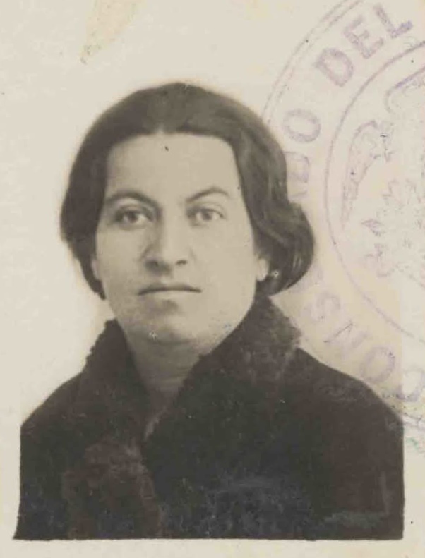 BNChile's tweet photo. Fotografía de su primer pasaporte.

En 1922, Gabriela Mistral emprendió uno de los viajes más importantes de su vida. Invitada por el entonces Ministro de Educación de México, José Vasconcelos, viajó a ese país para colaborar en una ambiciosa reforma educativa. #GabrielaMistral80 https://t.co/64oZk0TqnG