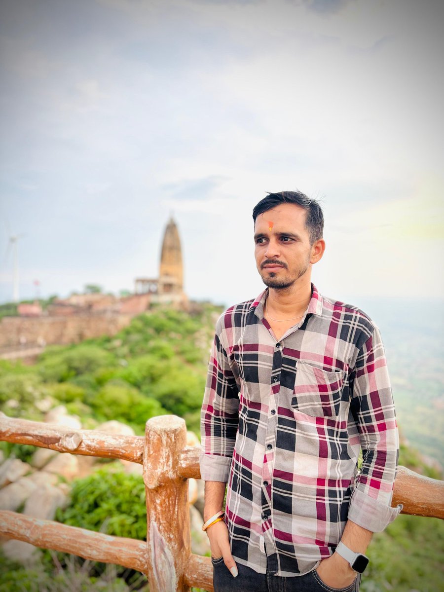 किसी की हैसियत से हमारा क्या ताल्लुक,,, 
खुद की दुनिया में मस्त हैं हम…See more