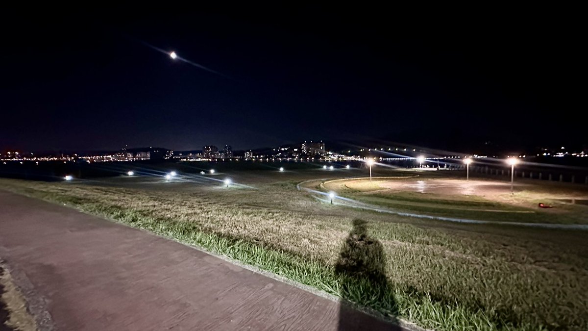 今天上班好累
但我還是出來騎車
真的太需要流一點汗

跟往常一樣
經過那個區段
我就會停下來想你
想問候你一樣忍住了

最近非常有感的是
不能停下來太久
我真的只有想你一下
因為有人在等我