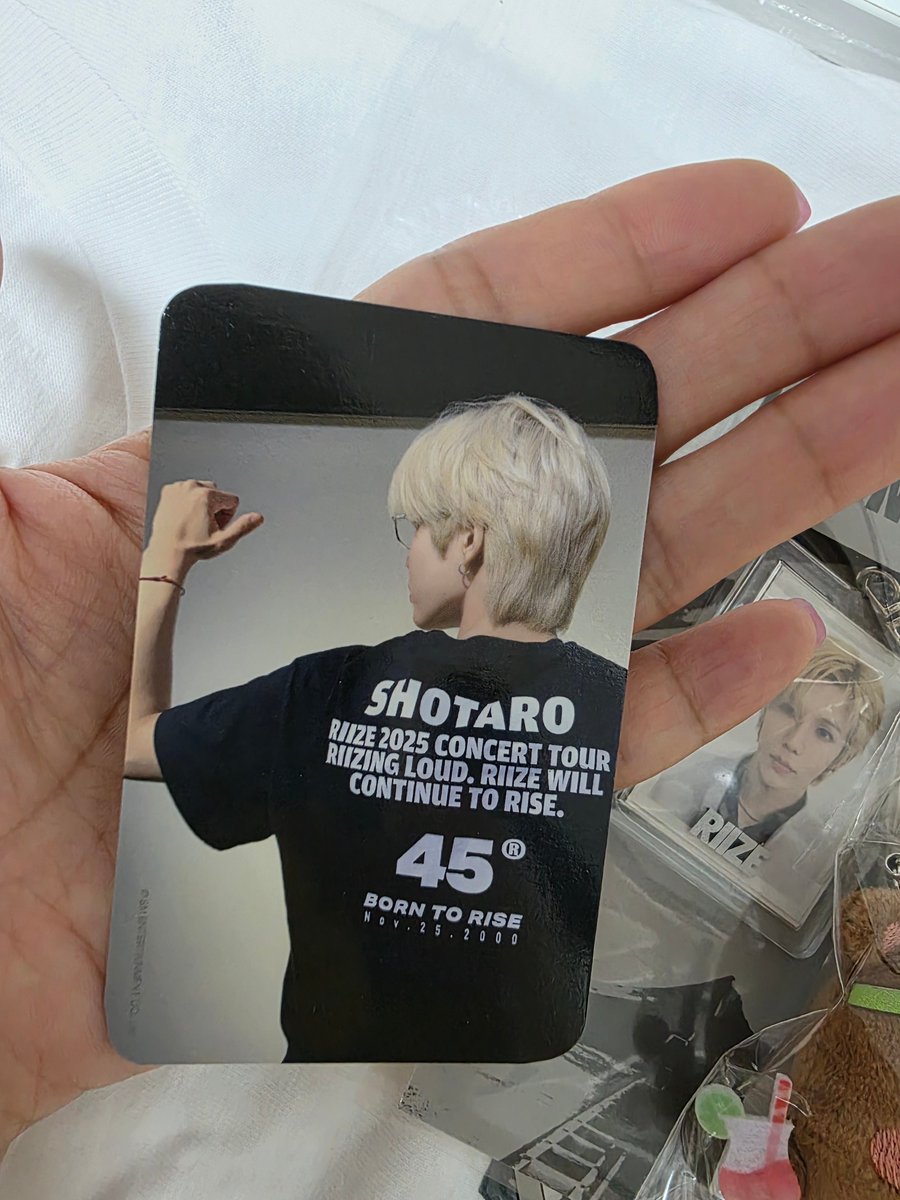 HIGHSHOTARO's tweet photo. 그저께 md 왔는데 지쳐서 못 까고 있다가 낼 콘 앞두고 트레카 까느라 방금 택배 깠는데 이번 md 티셔츠 쇼타로 포카 진짜 오지게 예쁘셔요··· 가져야만.
화이트만 샀는데 타로가 입은 블랙도 낼 살 예정임 낼 md 구입 예정이신 분들 참고하시라고 공익트. https://t.co/5ynK7Nt8XB