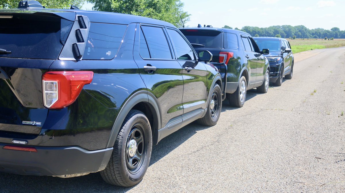 shawneeKSpolice's tweet image. This week, officers completed high-risk vehicle tactics training, focusing on safely approaching and securing potentially dangerous situations. Regular training like this helps ensure both officer and public safety.