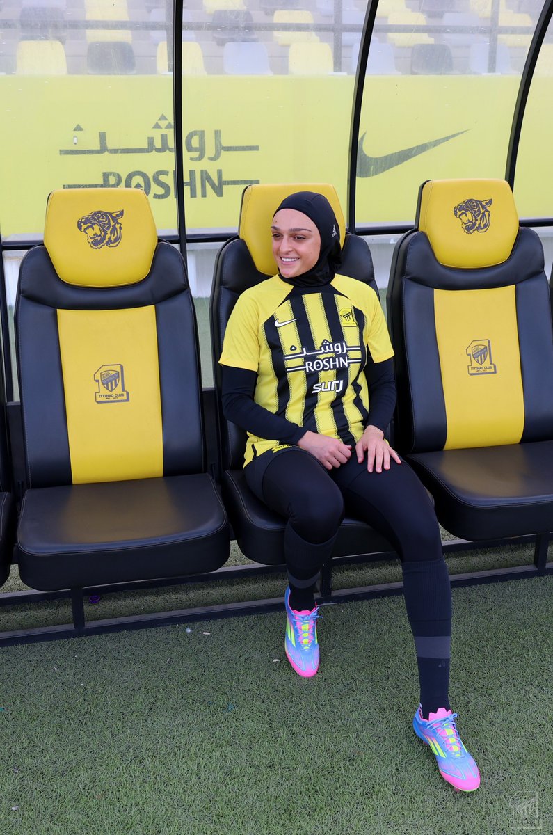 لايق عليها الأصفر والأسود 💛🖤🤩