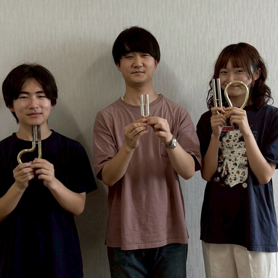 daion_horn's tweet photo. みなさんこんにちは☀️
今日は、前期発表会で三重奏を担当する方々の紹介です！💫

このメンバーで三重奏を演奏いたします！
それぞれ異なる学年の3人ですが、楽しくしてます😆
小編成ならではの魅力が詰まった演奏を、ぜひお楽しみください😊

ホルンアンサンブル前期発表会
ぜひお越しください！！❤️‍🔥 https://t.co/fBwUUZvR6p