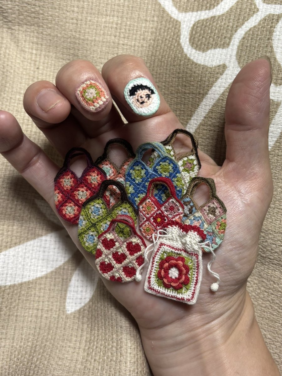 handmade_nori's tweet image. 今回編んだのは中指のネイルだけで〜す😁色が失敗💦編みバッグも溜まってきました〜まだまだ編みまーす✨✨ #かぎ針編み #グラニースクエア #ハンドメイド