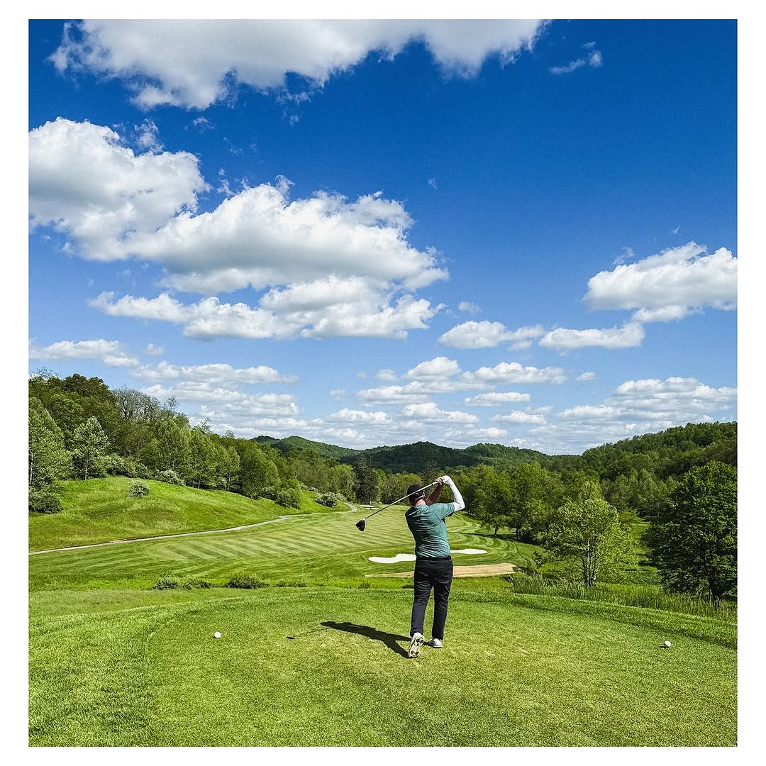 This summer, we're workin' on our golf game! 😉 Where's your favorite spot to golf in WV? 👇

📍: Stonewall Resort State Park
📸: instagram.com/elijahqb