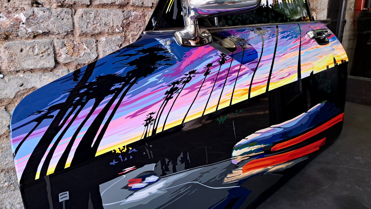 JClarkArtist's tweet image. LAXJ-S. #handcut #vinyl on @Jaguar XJS door. Created specially for the motoarto.com show, on today,  Friday &amp;amp; Saturday at The Bike Shed in  London. The artwork features a reflection of an LA sunset flowing  over the curvature of the bodywork.  #sunset #art #popart