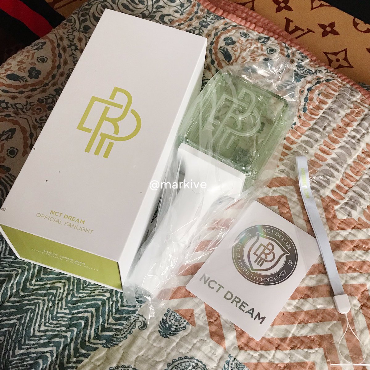 markive___'s tweet image. wts // want to sell 

💚 nct dream official fanlight Version.2 (NEW - SEALED)
🏷 700k
📍 Bintaro, Tangsel

yg udh secure tiket tds 4, yukk beli neobong 😝 

ini satu nganggur banget di rumah karena aku belinya ke-double jd sayang banget ga kepakee 🥺

wts wtb wtt nct dream 127