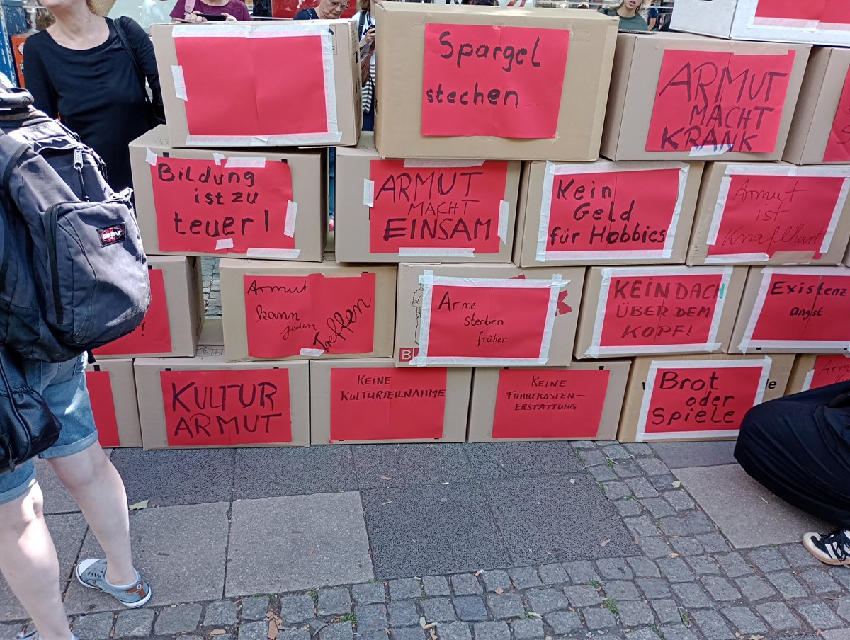 Heute wurde von einer Gruppe Armutsbetroffener die Mauer zwischen Armut und Reichtum symbolisch eingerissen. Die Aktion fand auf dem Kölner Neumarkt statt als Abschluss vom Treffen für Menschen mit Armutserfahrung. #Armutsbetroffen #Koeln