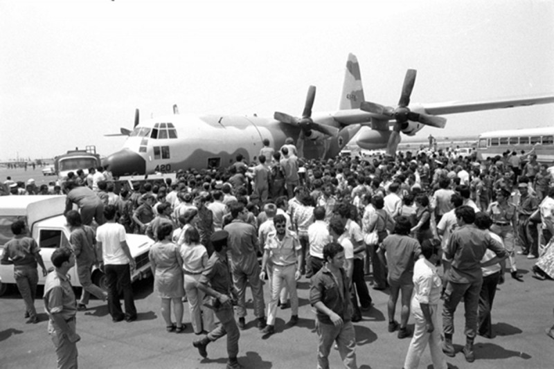 The Jewish Agency for Israel (@jewishagency) on Twitter photo July 4, 1976: Israel rescued 102 hostages in Entebbe. Our chairman <a href="/almog_doron/">Doron Almog</a> was first on the ground.
Today marks 636 days since hostages were taken into Gaza.
Then & now: Jewish lives matter. We don’t leave our people behind.
#BringThemHomeNow
📸: IDF Spokesperson’s Unit July 4, 1976: Israel rescued 102 hostages in Entebbe. Our chairman <a href="/almog_doron/">Doron Almog</a> was first on the ground.
Today marks 636 days since hostages were taken into Gaza.
Then & now: Jewish lives matter. We don’t leave our people behind.
#BringThemHomeNow
📸: IDF Spokesperson’s Unit