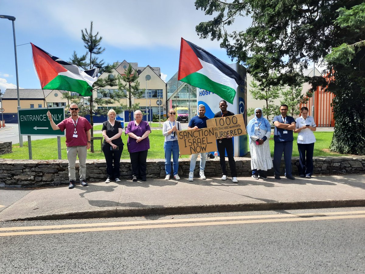 ColmKennyGreen's tweet image. Watched @Channel4 documentary which @BBC chose not to show! Very brave #frontline #GazaDoctorsUnderAttack are being systematically targeted in #GazaHolocaust. Proud to stand with fellow #naashospital #healthcare workers to protest #GazaGenocide @NaasBall @kfmradio @k_nationalist