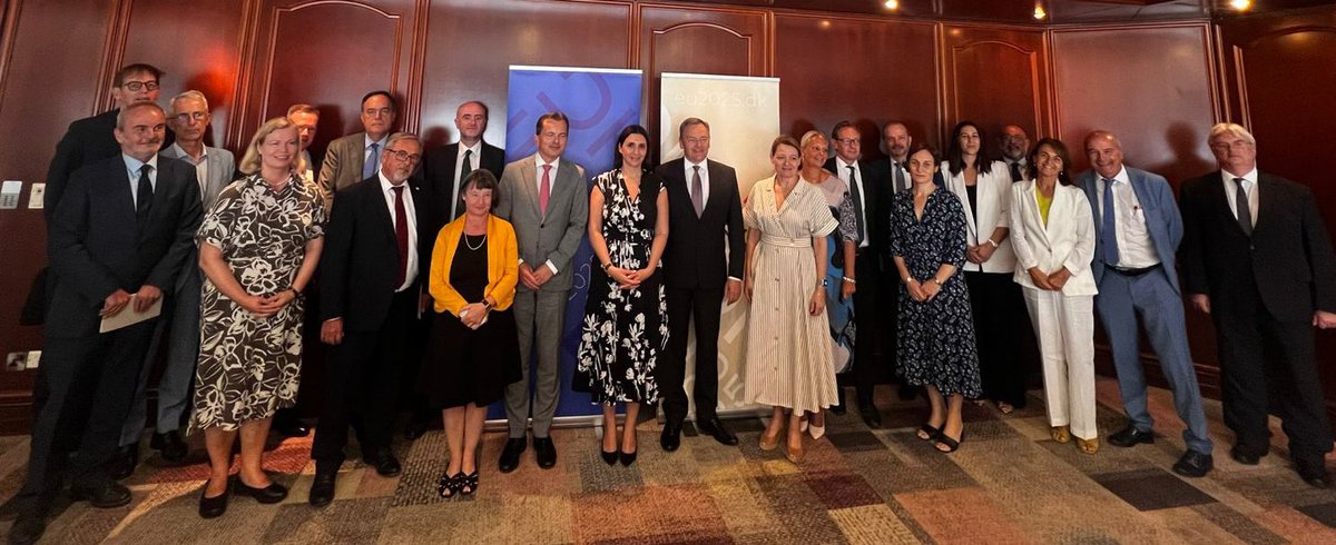 👉 Working lunch with the #EU Heads of Missions in Nicosia.

Many thanks to 🇩🇰 Ambassador <a href="/DKAmbGreece/">Per Fabricius Andersen</a> and the Danish Embassy for hosting this valuable discussion under the Danish Presidency of the Council of the EU.

Grateful for the opportunity to present the preparations and