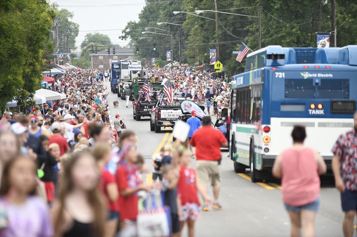 tankbus's tweet image. Red, white and vroom 🚌🇺🇸 Join us tomorrow at the @fortmitchellgov 4th of July parade! Our mini, but mighty, parade bus is making its Northern Kentucky debut 🥳 #TANKBus #4thOfJulyParade #NKY