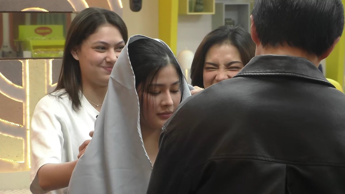 PBBabscbn's tweet photo. Mabuhay ang bagong kasal! 💒🤵‍♂️👰

#PBBCollabFirst1MChallenge https://t.co/j6IHGOtmSC