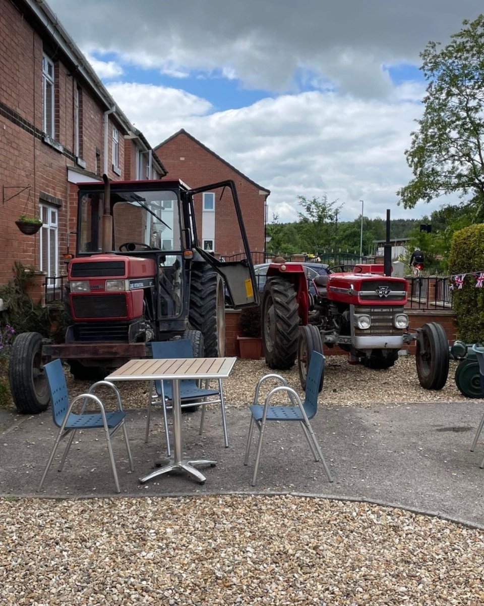 WeAreOpenreach's tweet image. At Openreach, #community is key 💛

Jon, our surveyor, hosted a #charity open day with his garden railway, raising £550 for @JohneastwoodHos 🚂

Another open day is planned for later this year, with private visits for children with autism. Well done, Jon! 👏

#WithEveryFibre