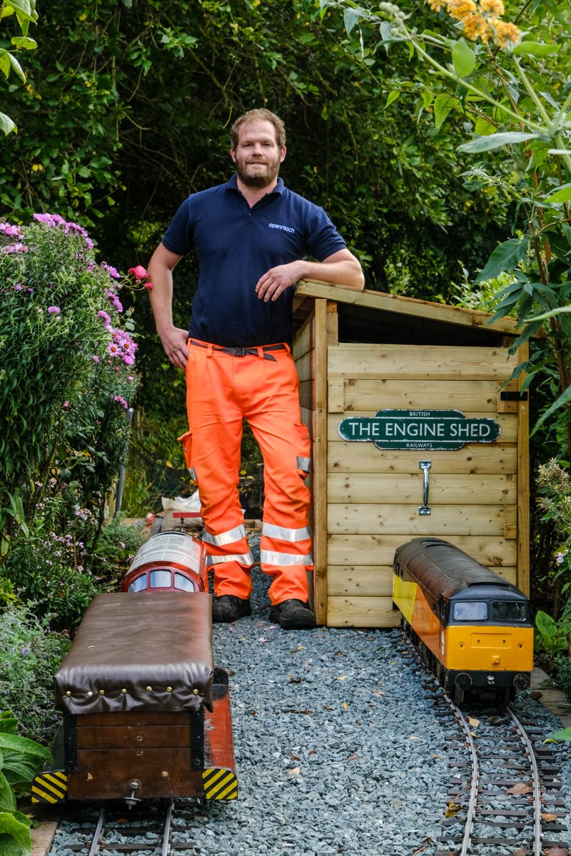 WeAreOpenreach's tweet image. At Openreach, #community is key 💛

Jon, our surveyor, hosted a #charity open day with his garden railway, raising £550 for @JohneastwoodHos 🚂

Another open day is planned for later this year, with private visits for children with autism. Well done, Jon! 👏

#WithEveryFibre