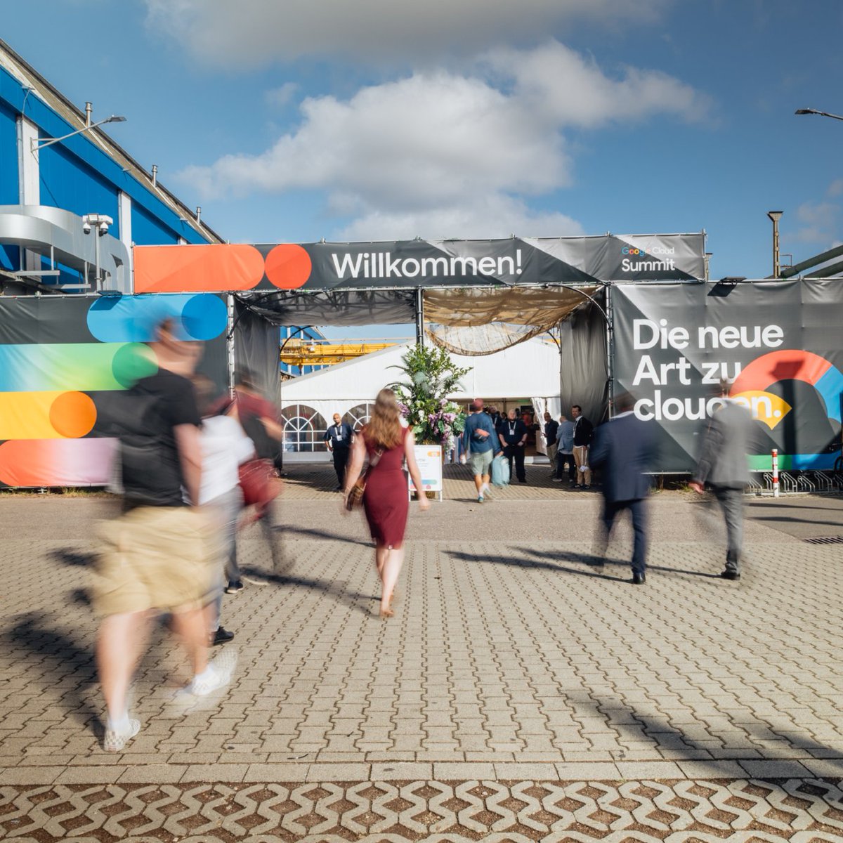 GoogleCloud_DE's tweet image. Unser Google Cloud Summit Nord ist gestartet 🚀 Im Rahmen der Keynote kündigte Ministerpräsident Hendrik Wüst ein gemeinsames Bildungsprogramm der Staatskanzlei des Landes Nordrhein-Westfalen mit Google als Weiterbildungspartner an. #CloudSummitDE