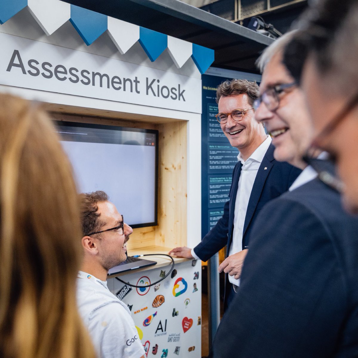 GoogleCloud_DE's tweet image. Unser Google Cloud Summit Nord ist gestartet 🚀 Im Rahmen der Keynote kündigte Ministerpräsident Hendrik Wüst ein gemeinsames Bildungsprogramm der Staatskanzlei des Landes Nordrhein-Westfalen mit Google als Weiterbildungspartner an. #CloudSummitDE