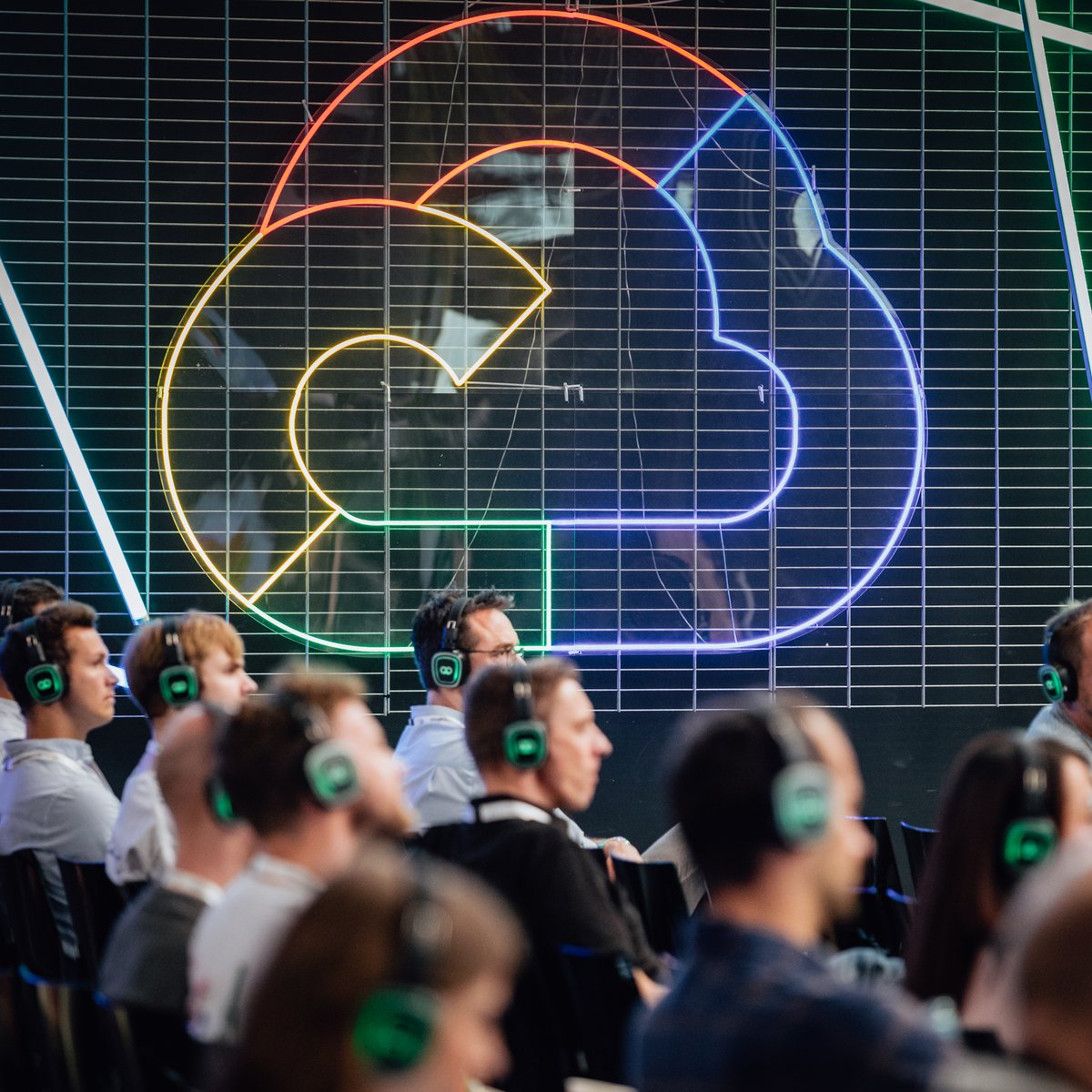 GoogleCloud_DE's tweet image. Unser Google Cloud Summit Nord ist gestartet 🚀 Im Rahmen der Keynote kündigte Ministerpräsident Hendrik Wüst ein gemeinsames Bildungsprogramm der Staatskanzlei des Landes Nordrhein-Westfalen mit Google als Weiterbildungspartner an. #CloudSummitDE