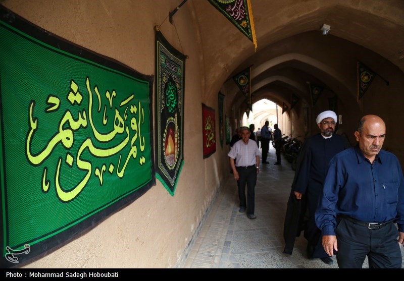 تو کوچه‌های قدیمی یزد، پر از صدای زنجیر و تپش غیرته.
محله‌هایی که بچه‌ها توش با عشق حسین بزرگ می‌شن،
با نفرت از ظلم.

#ملت_امام_حسین #یزد_حسینیه_ایران
