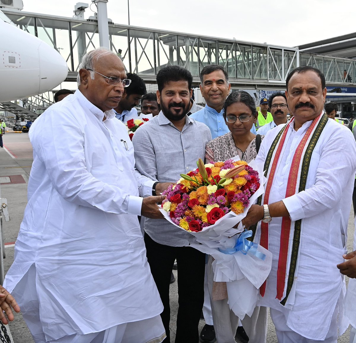 revanth_anumula's tweet photo. Received honourable @INCIndia president Shri Mallikarjun Kharge ji in Hyderabad, along with PCC president Shri Mahesh Kumar Goud garu and AICC state in-charge Ms Meenakshi Natarajan Ji. 

#AICC president Shri @kharge ji will be presiding over the summit of the Congress Party Village Committees to be attended by panel heads and members at the Lal Bahadur Shastri Stadium tomorrow at 3 pm.