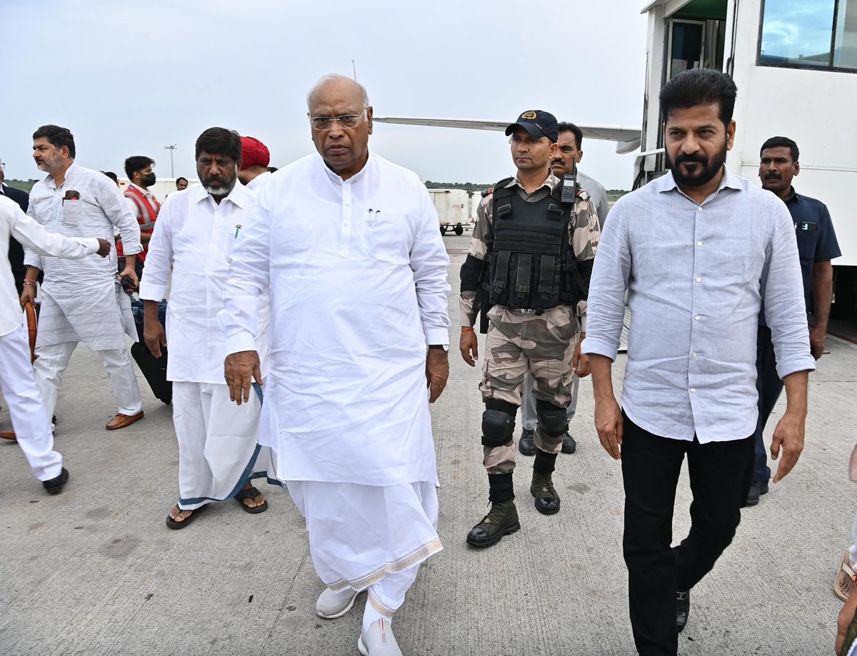 revanth_anumula's tweet photo. Received honourable @INCIndia president Shri Mallikarjun Kharge ji in Hyderabad, along with PCC president Shri Mahesh Kumar Goud garu and AICC state in-charge Ms Meenakshi Natarajan Ji. 

#AICC president Shri @kharge ji will be presiding over the summit of the Congress Party Village Committees to be attended by panel heads and members at the Lal Bahadur Shastri Stadium tomorrow at 3 pm.