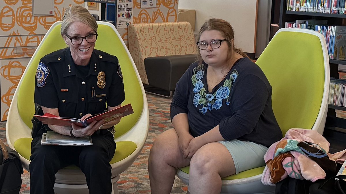 IMPDNW's tweet image. 📚💙 IMPD Assistant Chief Cummings & Officer Colon-Santiago shared smiles, stories, and high-fives at @indylibrary —reminding kids just how important they are.
Even a shy dinosaur got a birthday song from everyone! 🦖🥳
#TheGreatNorthwest