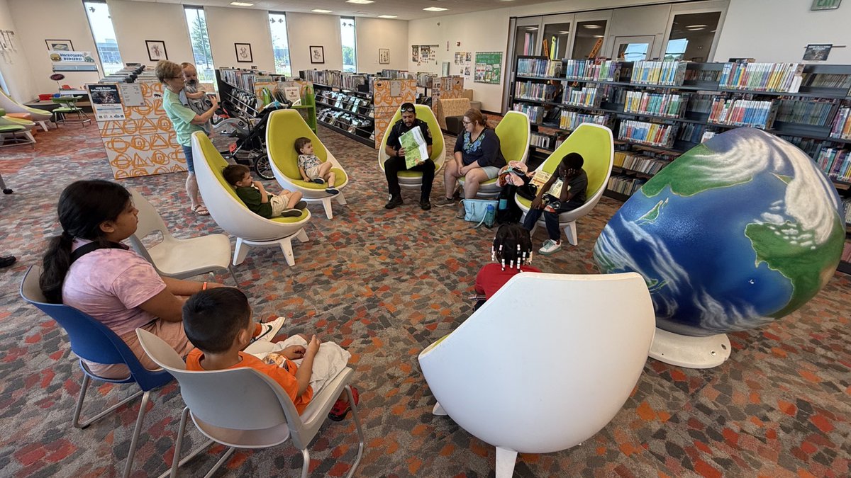 IMPDNW's tweet image. 📚💙 IMPD Assistant Chief Cummings & Officer Colon-Santiago shared smiles, stories, and high-fives at @indylibrary —reminding kids just how important they are.
Even a shy dinosaur got a birthday song from everyone! 🦖🥳
#TheGreatNorthwest