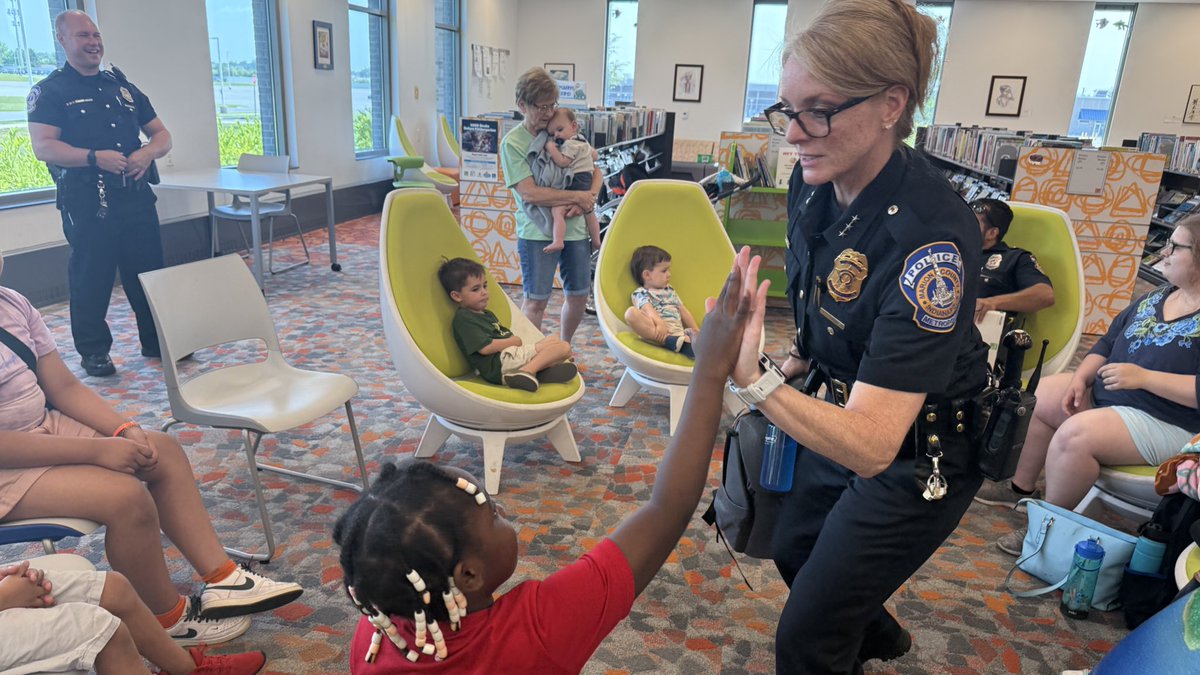IMPDNW's tweet image. 📚💙 IMPD Assistant Chief Cummings & Officer Colon-Santiago shared smiles, stories, and high-fives at @indylibrary —reminding kids just how important they are.
Even a shy dinosaur got a birthday song from everyone! 🦖🥳
#TheGreatNorthwest